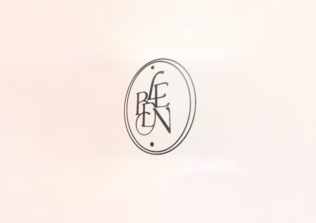 店内のロゴ